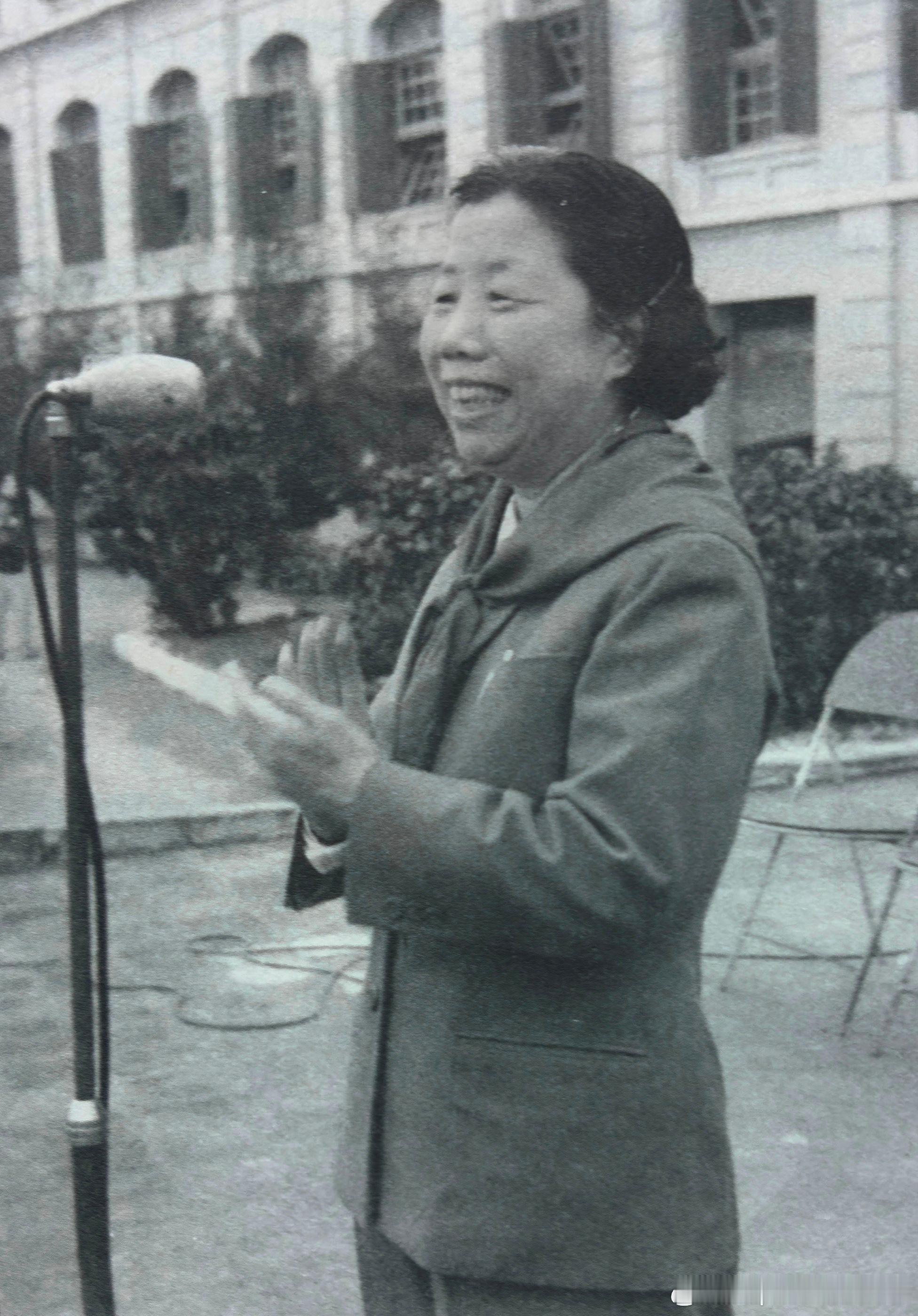 1961年3月4日邓颖超率中国妇女代表团参加越南妇女第三次全国代表大会，3月8日