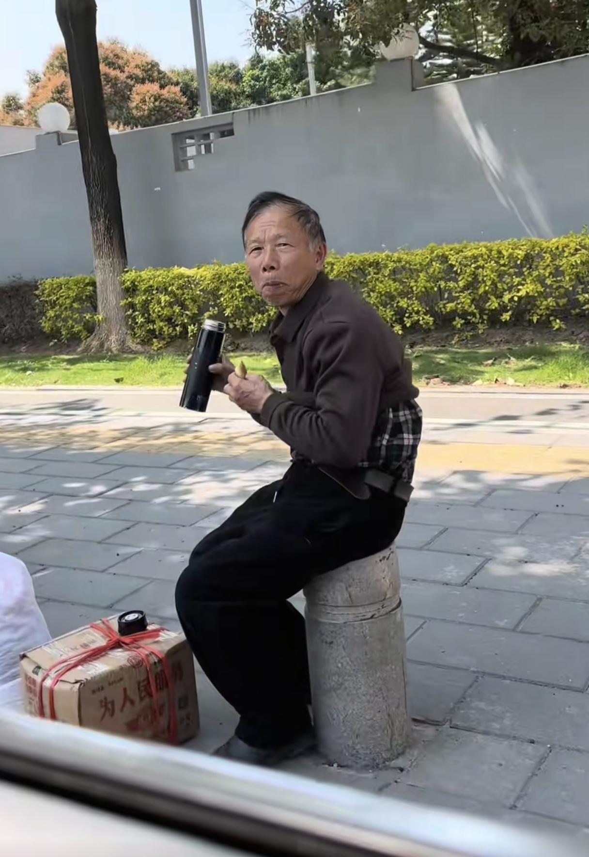 74岁的父亲2次丧偶、一次丧子，为了让女儿一家吃的健康，他坐30个小时大巴车，带