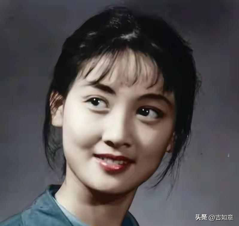 刷到邓婕年轻时的胶片老照片，才真的懂什么叫岁月不败真美人。
没有磨皮滤镜的年代，
