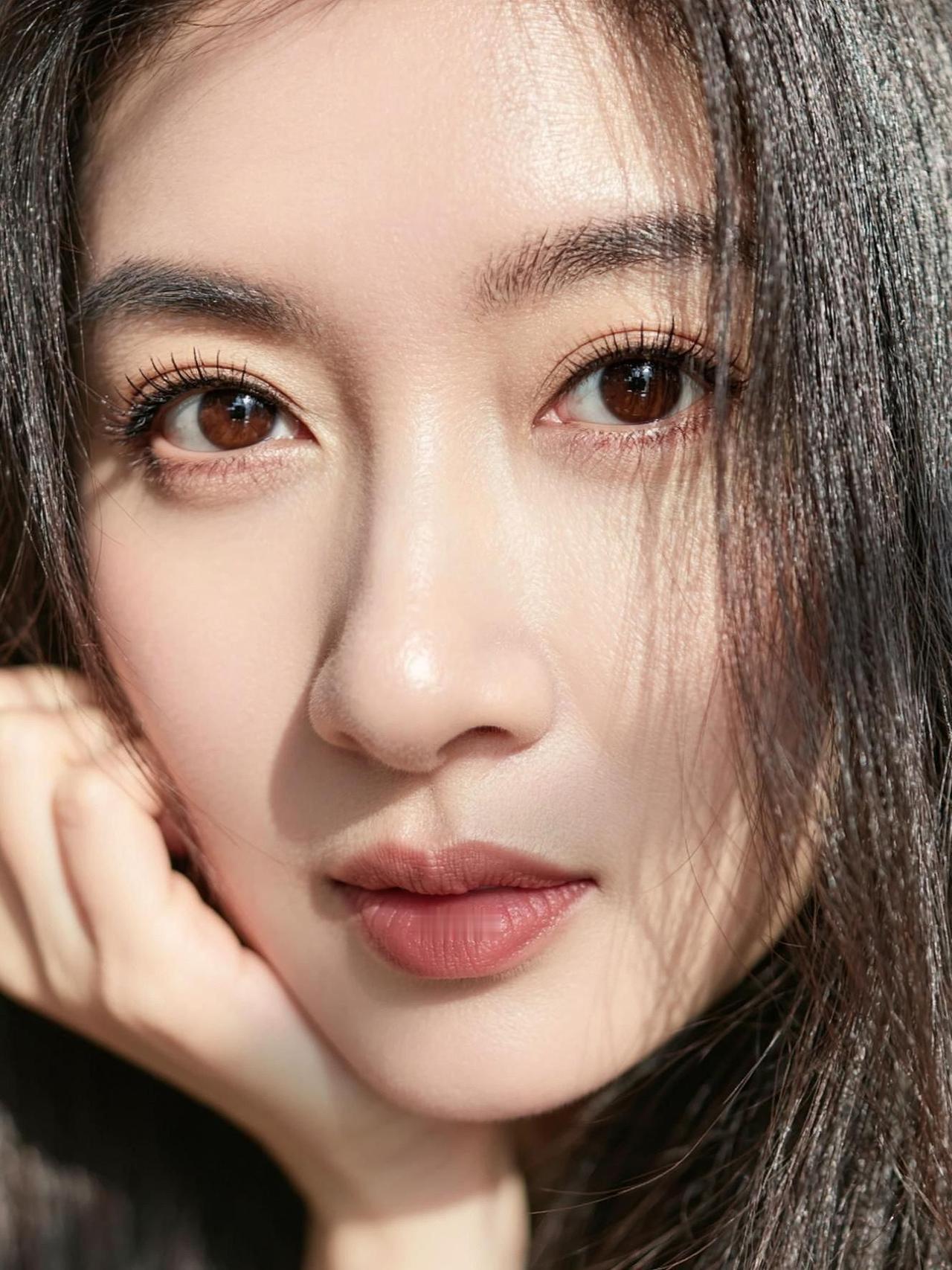 眉目如画，静若处子。