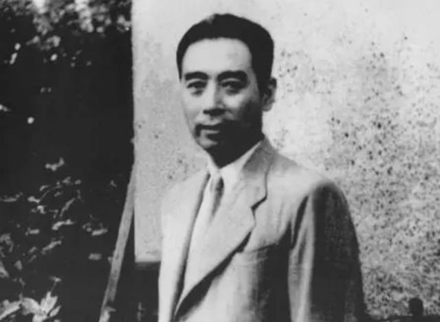 1937年4月25日上午，从延安南门驶出一辆卡车，一个重要级人物坐在右侧的驾驶室
