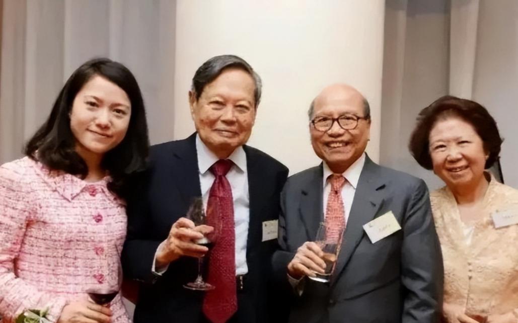 杨振宁和妻子，以及岳母、岳父，一张罕见的留影，他的岳父名字叫翁云光，是原潮州中国