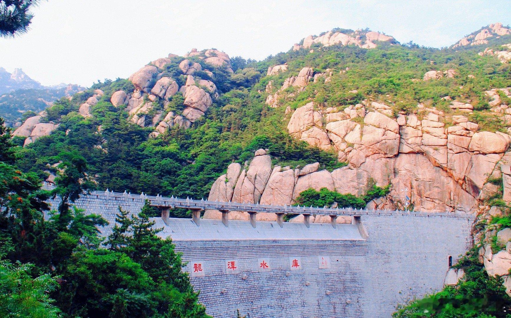 五莲山旅游风景区位于山东省日照市五莲县境内，有以五莲峰、望海峰、天竺峰、情侣峰、