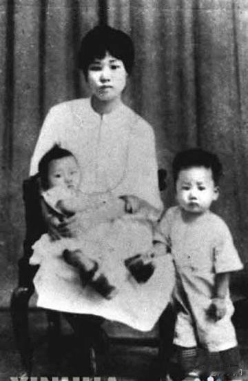 得知毛岸英在朝鲜战场上牺牲之后，蒋介石在半夜支开宋美龄，对自己的儿子蒋经国，说出