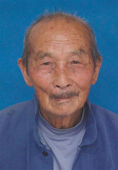 30万巨债压身！八旬老人拾荒25年替人还债，平凡人守住最贵重的诚信
 
陈德柱，