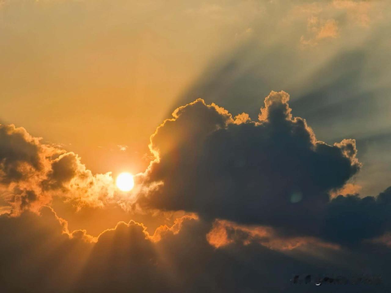 难怪绵阳这么热，这太阳太毒辣了，气温直接达四十度了

绵阳这天气简直绝了！太阳就