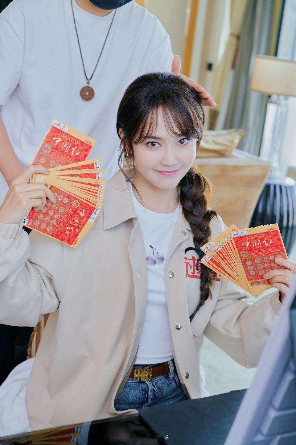 新年第一桶金是张佳宁给的 张佳宁在《过家家》路演现场发刮刮乐了！这波操作完美复刻