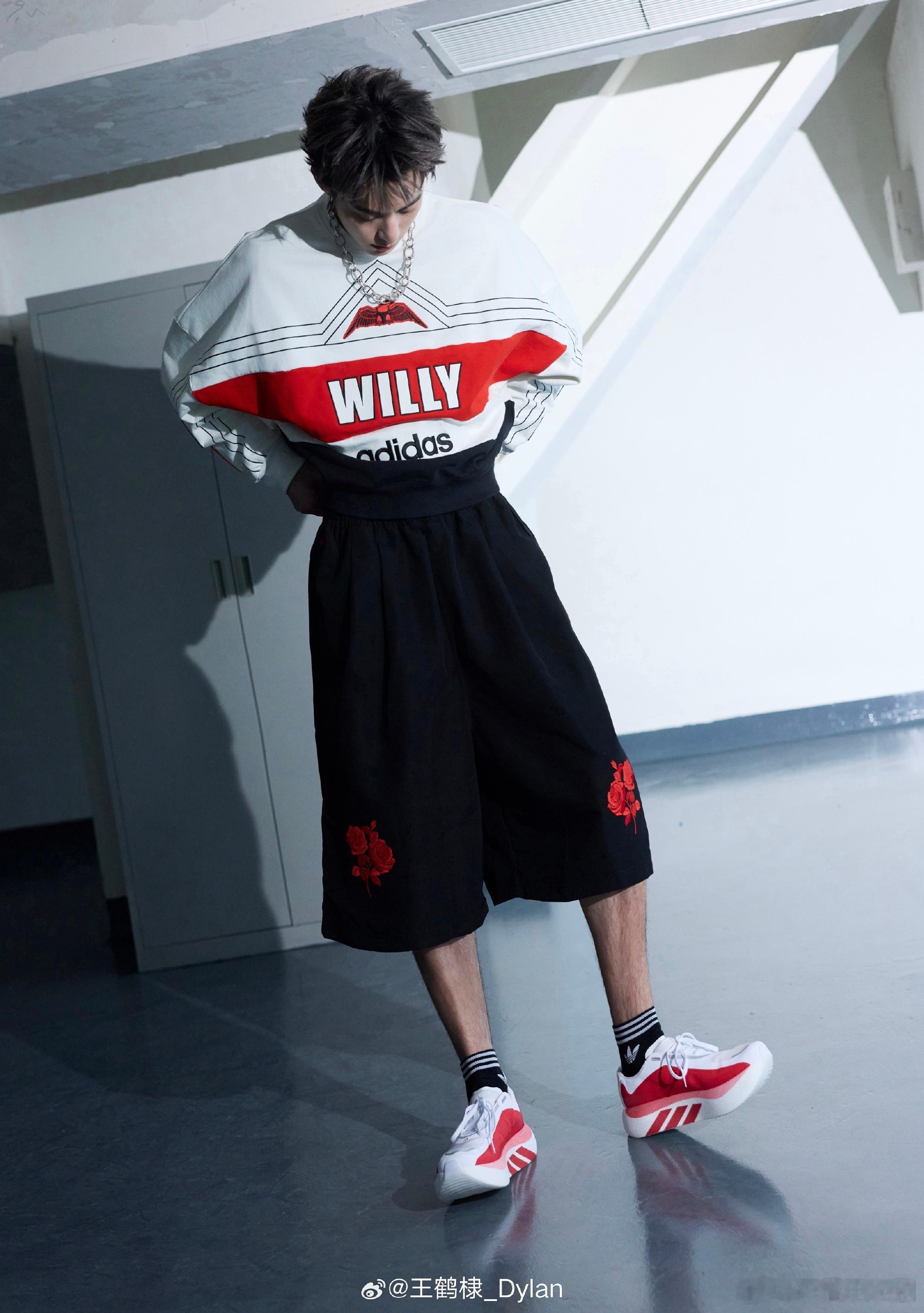 王鹤棣完全是智性恋天菜头脑清醒通透又温柔细心，处事靠谱有担当，细节里全是氛围感，