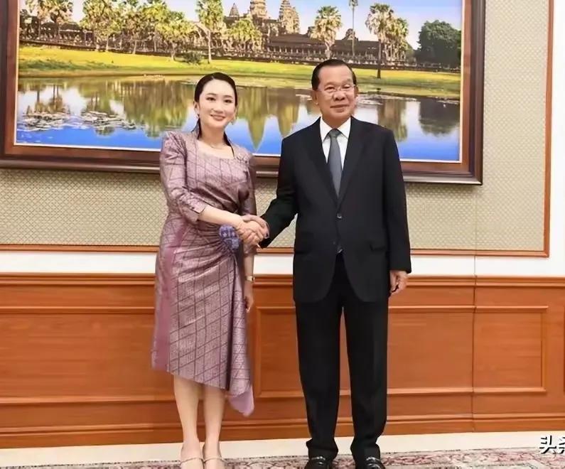 泰国女总理佩通坦，为了缓解泰柬边界冲突，与柬埔寨前总理洪森私下沟通，称洪森“叔”