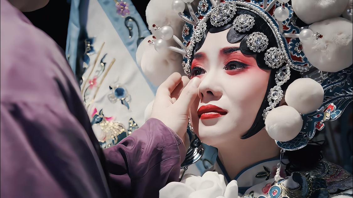 忆秦娥对刘红兵的爱，是在刘红兵离开之后才浮现的，她永远都是后知后觉的。

忆秦娥