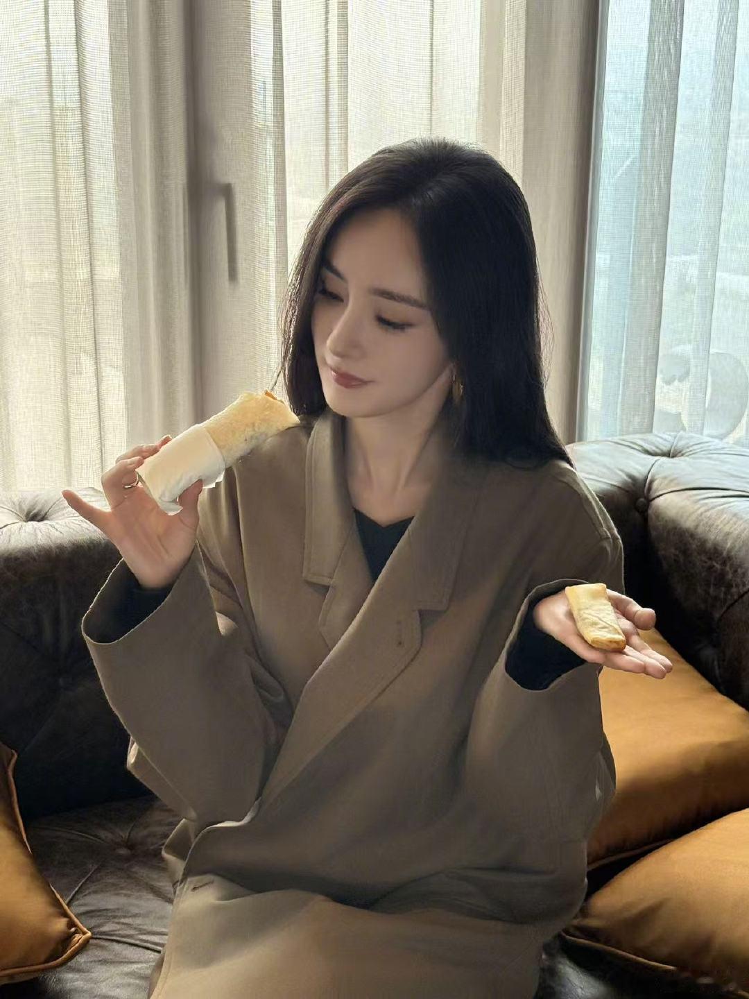 杨幂立春咬春杨幂晒咬春照哈哈哈哈杨幂晒“咬春”照～节气博主又上线啦！ 