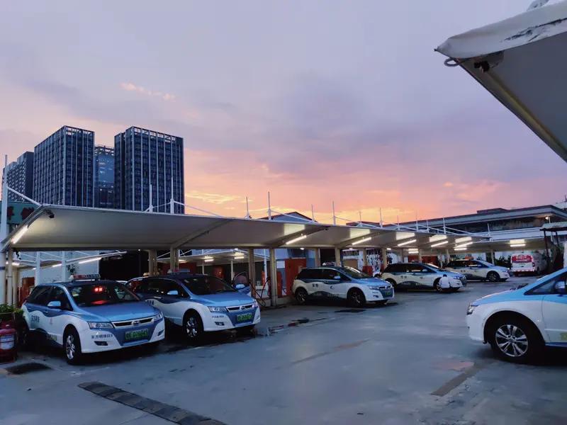 比亚迪闪充站出海挑战不小，但应对策略很硬核。2026年底要支持130万辆海外销量