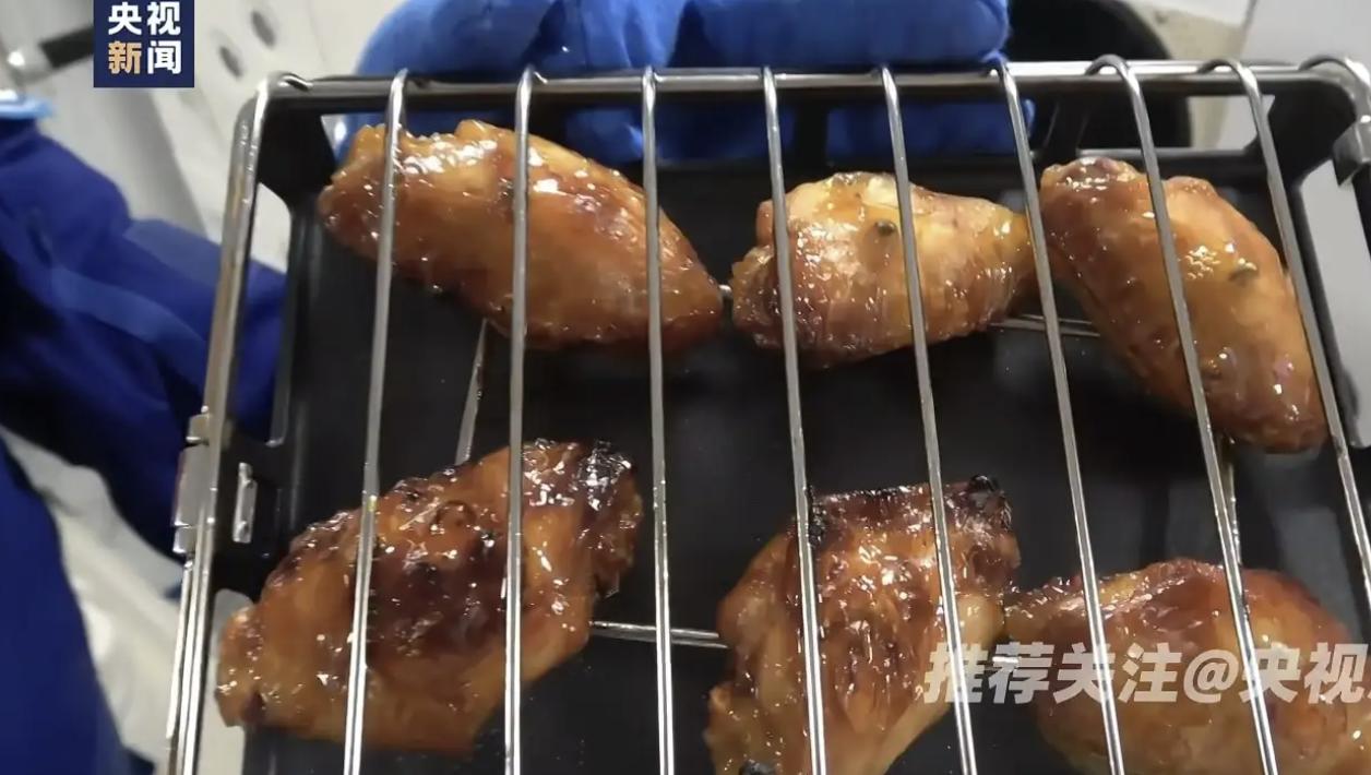 欧美看了都羡慕，中国独创太空烤箱黑科技，未来还将用于月球基地，

中国航天员在空
