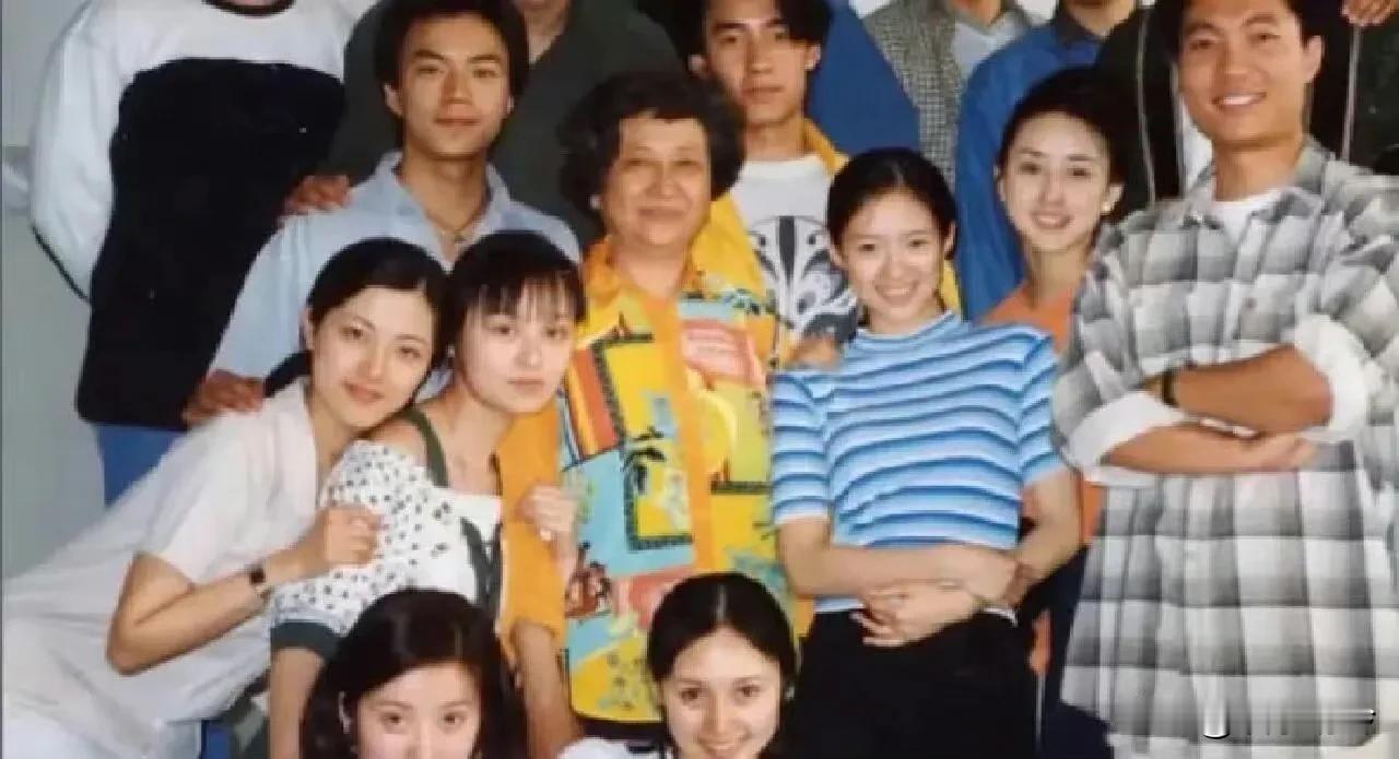 都说曾黎非常漂亮，是中戏200年才会出的一个美女，但是看她学生时期和同学的合照，
