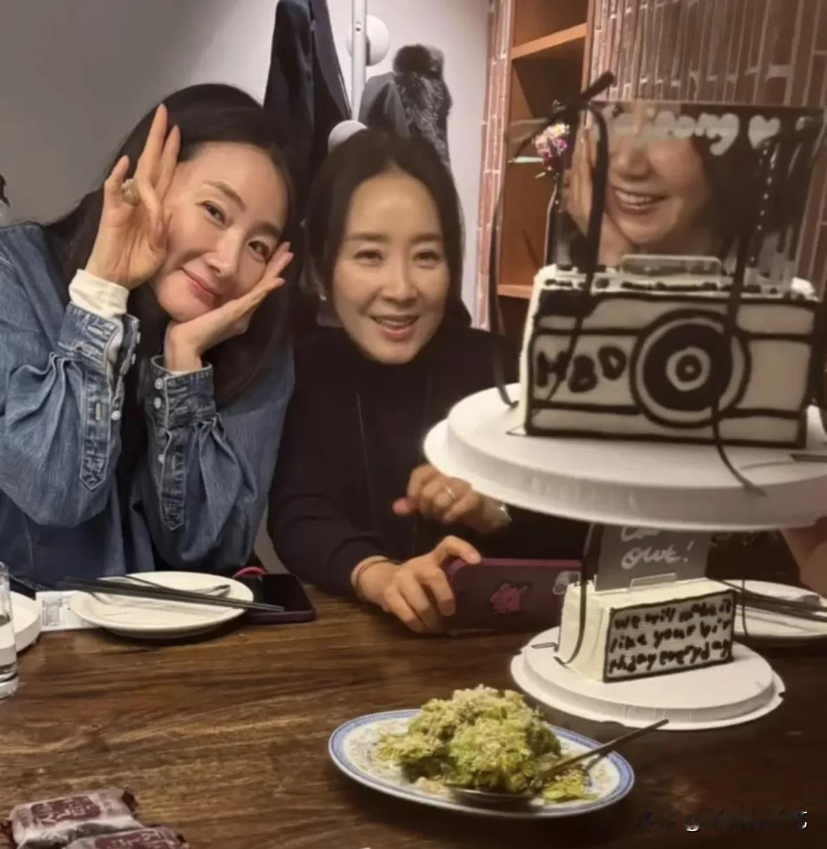 17日，演员崔智友在自己的Instagram上上传了照片。公开的照片中，崔智友正