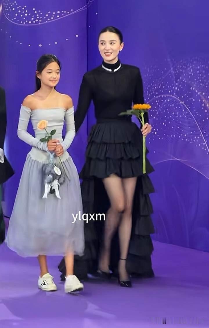 百花奖颁奖典礼上宋佳牵着的女孩，是梅婷的大女儿曾慕梅，虽然她今年只有12岁，但是