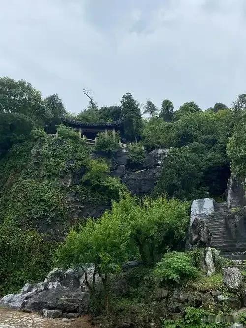 归云洞坐落在宁海胡陈乡小丹山半山腰，因常年云雾缭绕得名。
洞口奇石嶙峋，洞内宽敞