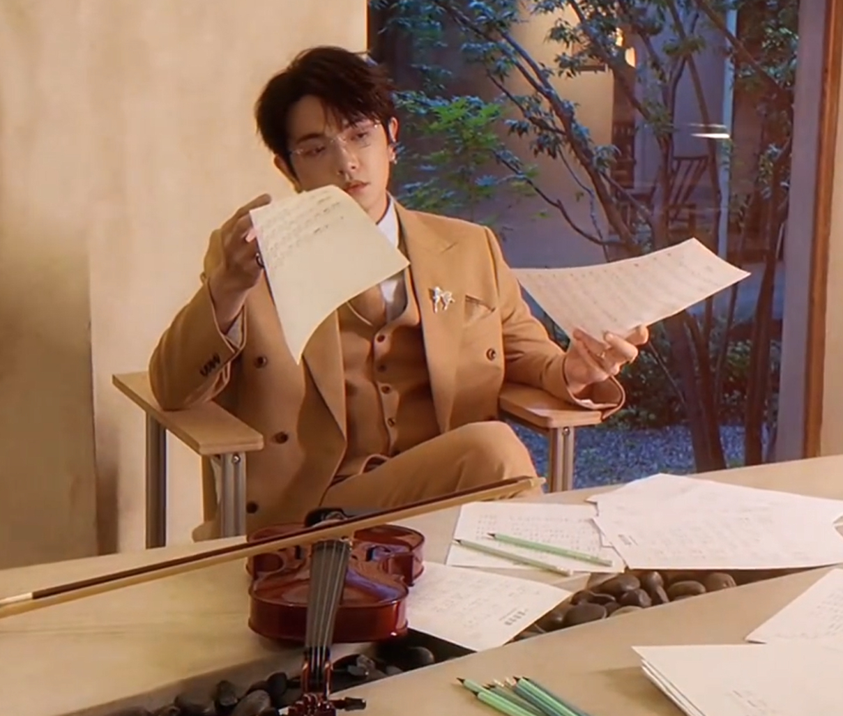 咱就是说，音综也有自己的孟宴臣了！颜人中清冷克制的穿搭一上身，站在那儿就像从剧里