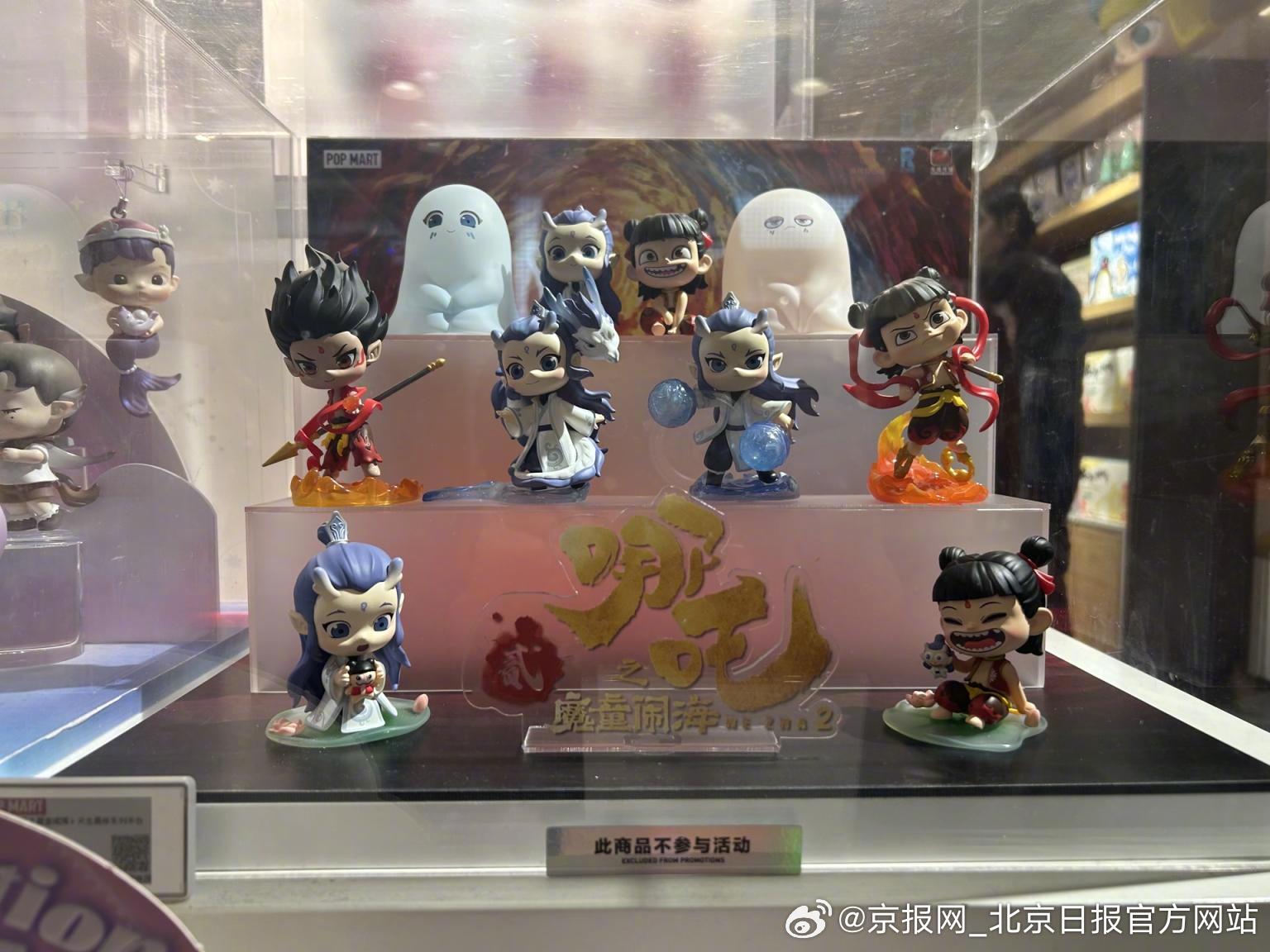【锐评丨一“吒”难求！哪吒周边也要跑出速度】近期，电影《哪吒2》火出新高度。影院