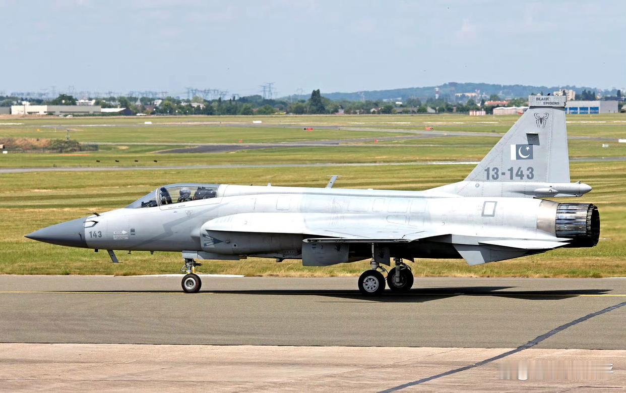 多国空军排队抢购，枭龙战机凭啥这么火？

一架战机，六个国家抢着买！这可不是什么