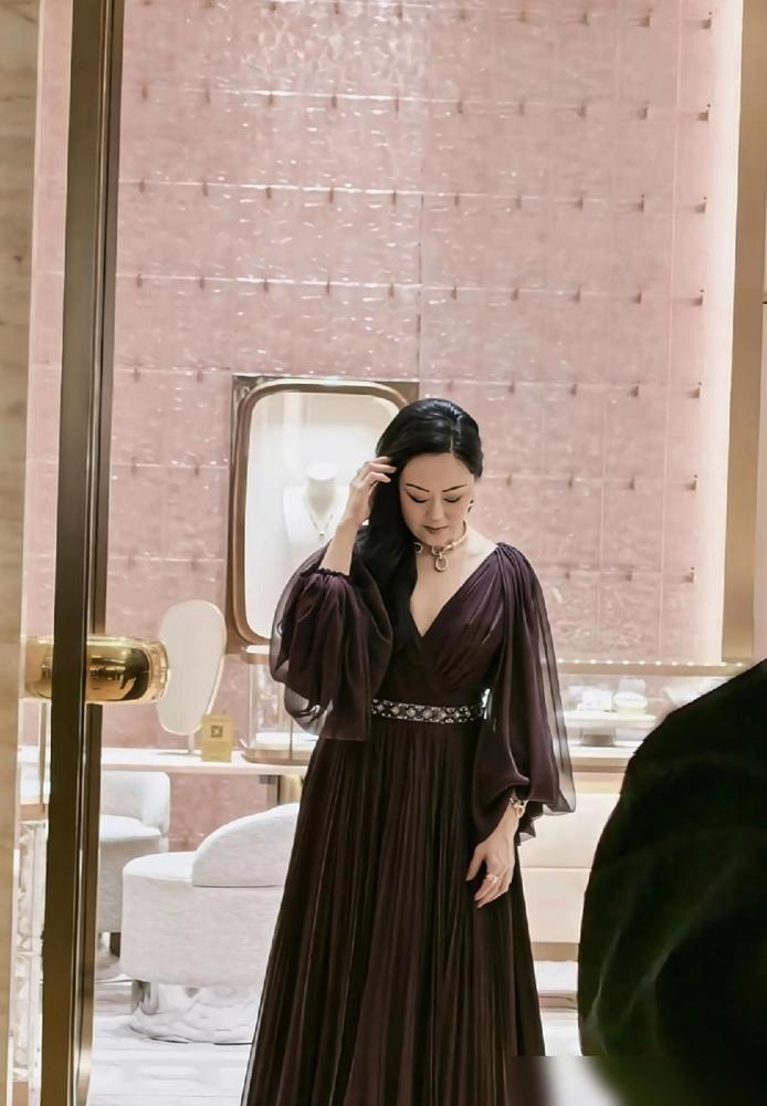 别再说她是“香港第一败家女”了。
她的债务，她自己搞定了。
具体看看：
早