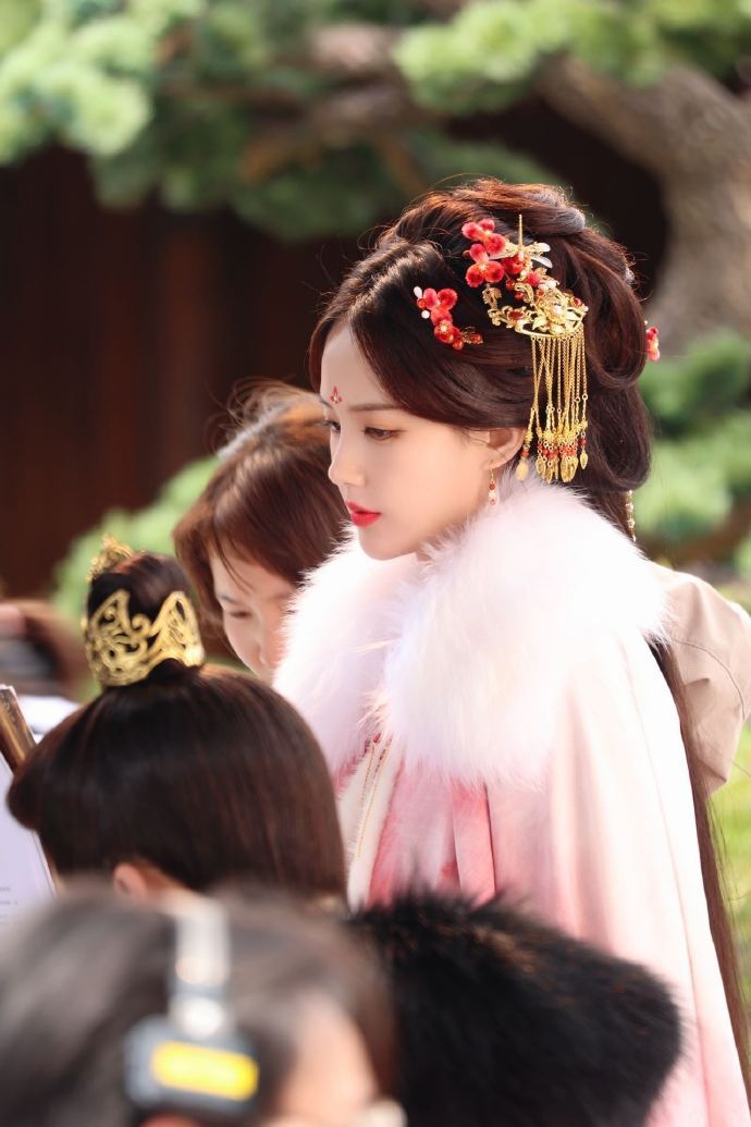 #李一桐乖巧贵女造型# 《书卷一梦》里李一桐乖巧贵女造型真的美的很有感觉～和红衣