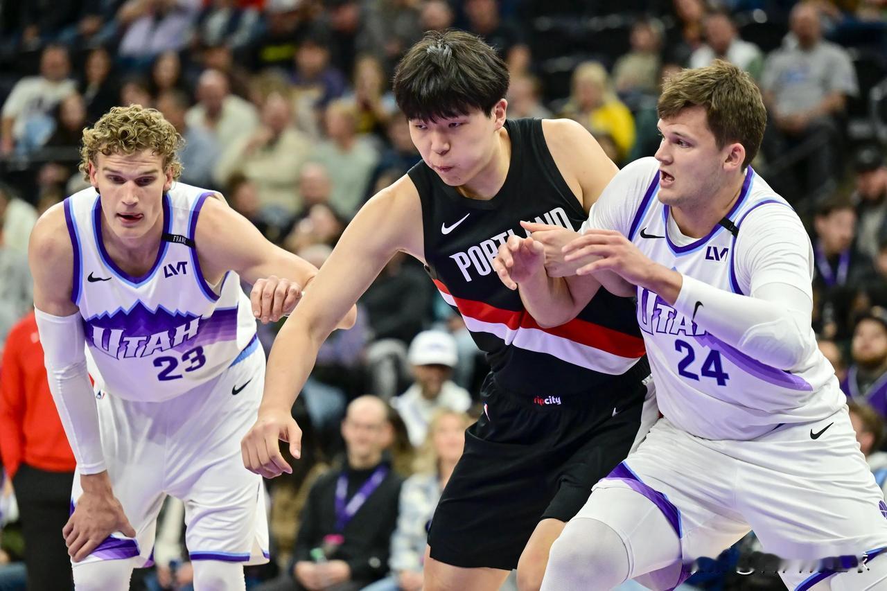 北京时间10月30日上午，开拓者队客场挑战爵士队。杨瀚森在首节中段替补登场，刚刚