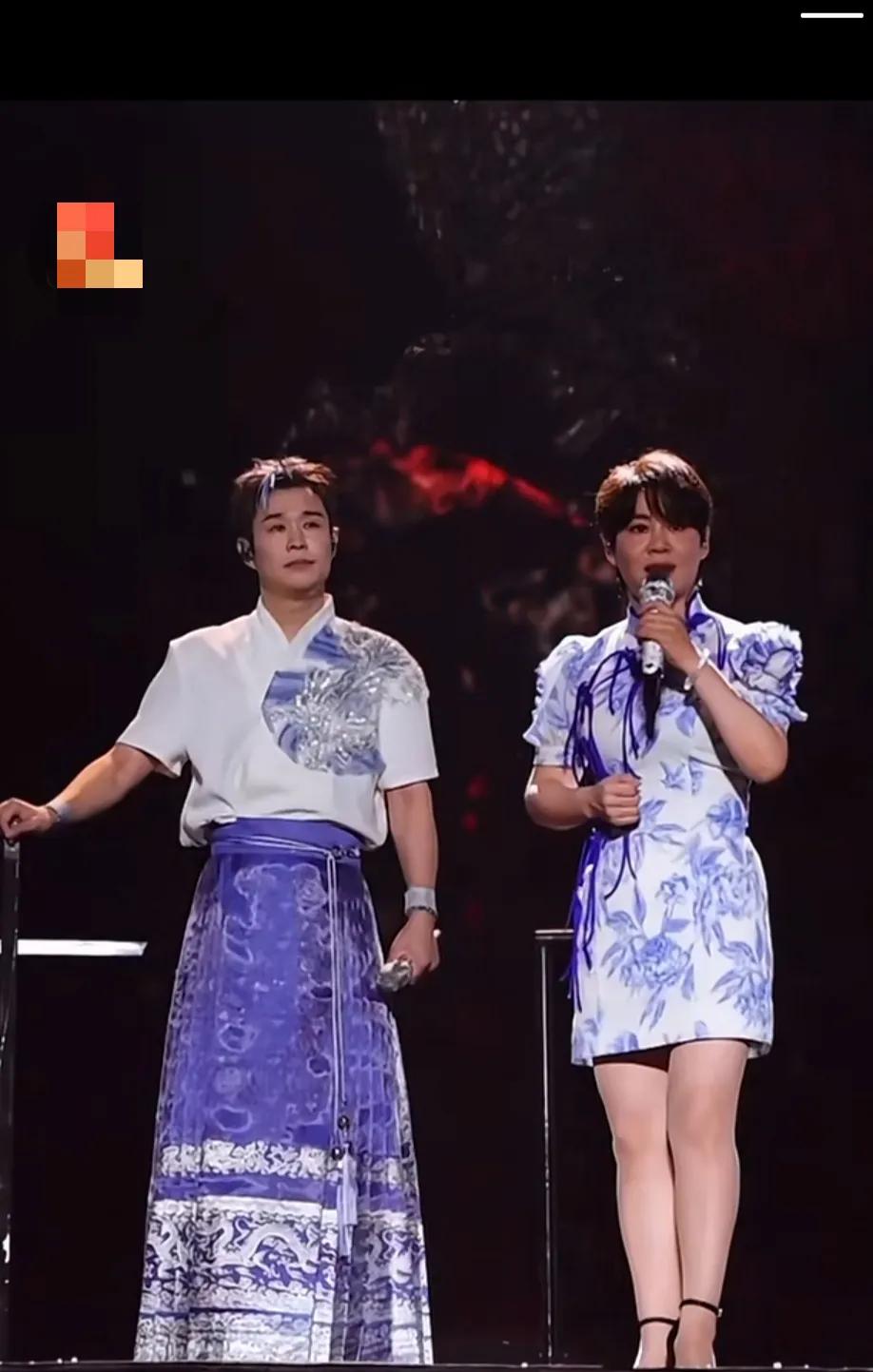 小沈阳石家庄演唱会，夫妻俩的这身衣服搭配的太好看了，妥妥的情侣装，沈春阳瘦了，越