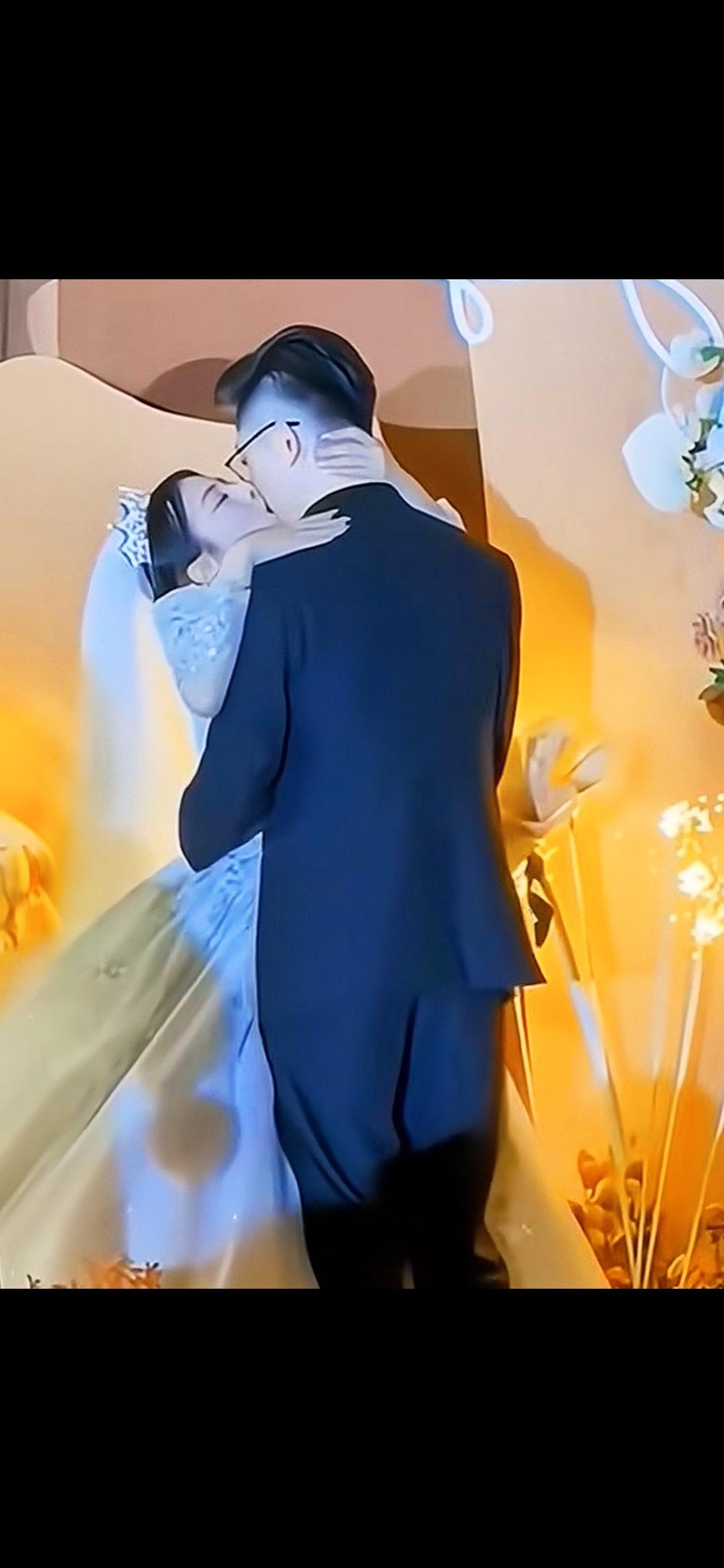 新郎新娘结婚现场的深情，至此爱情已经升华，沉寂在两个人的爱情当中。