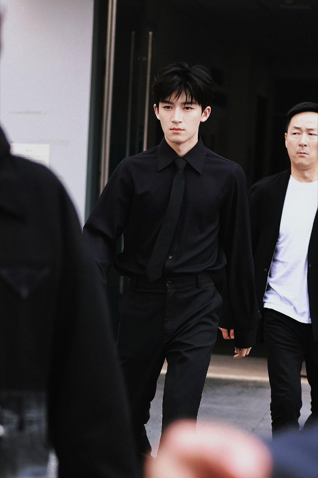 王星越全黑look~cool boy[开学季] ​​​