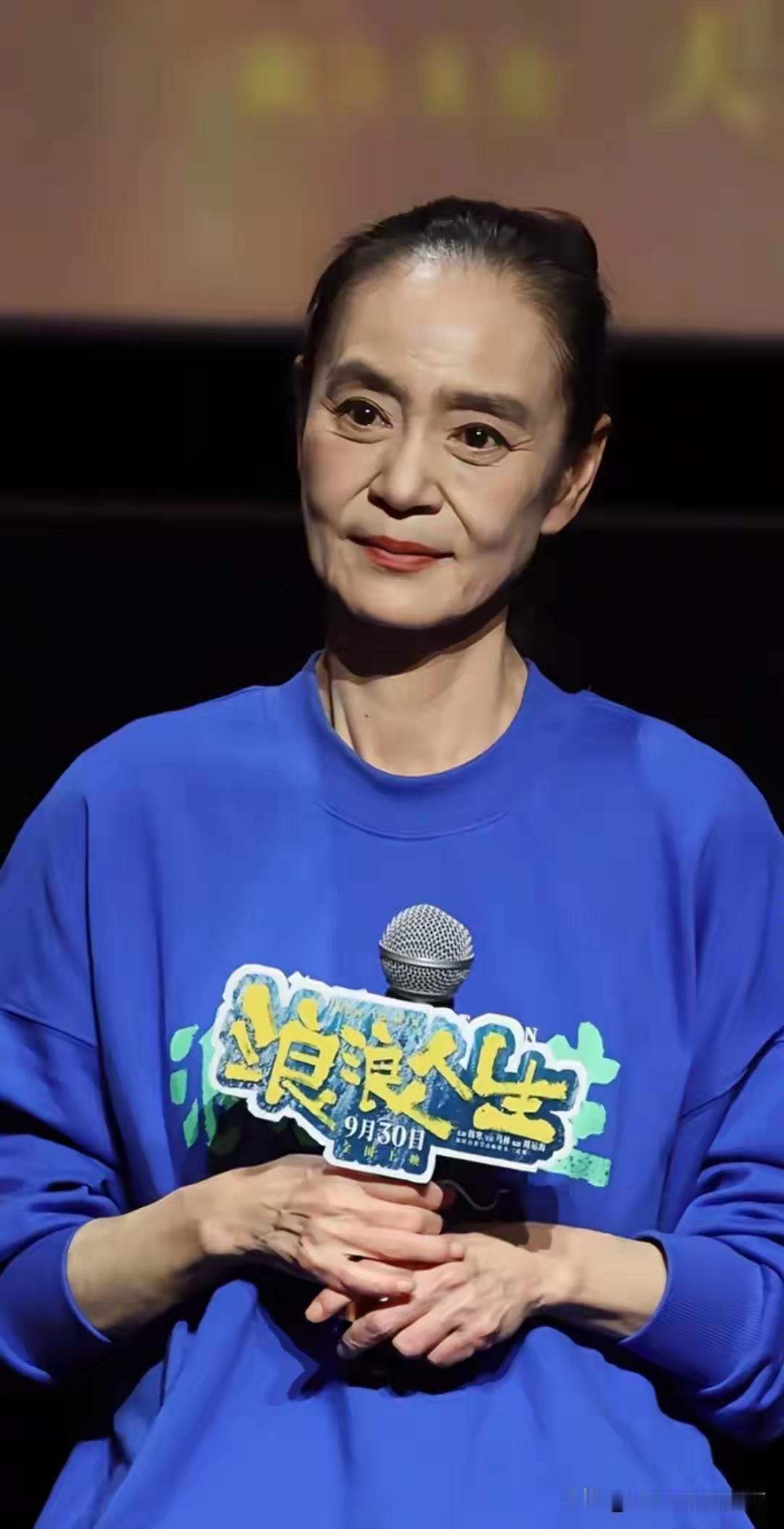 66岁的刘雪华，肉眼可见的老了！
眼角的皱纹，拉胯的苹果肌，深深的法令纹…美人迟