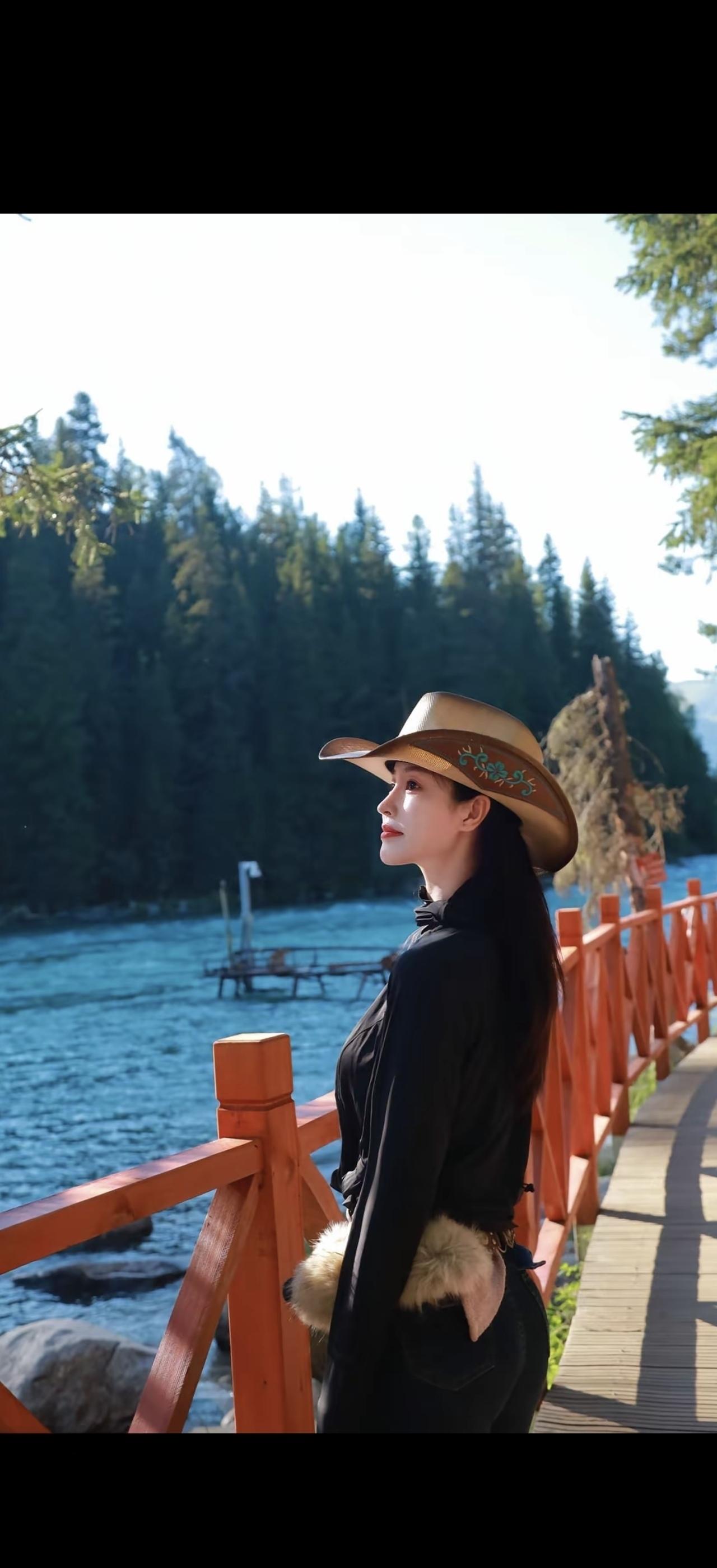 山外青山楼外楼，江边美人倚栏杆。