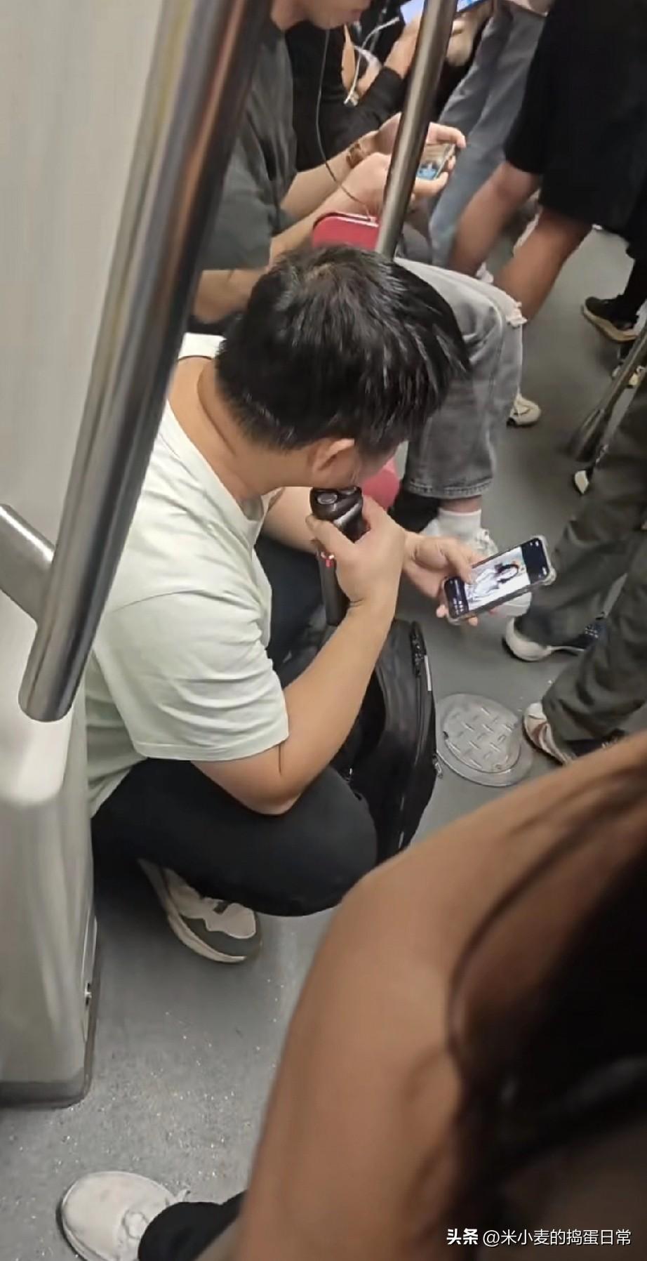 广州地铁趣闻，掏出剃须刀，对着美女剃须!
 
谁坐地铁没见过点奇葩事？但今天这波