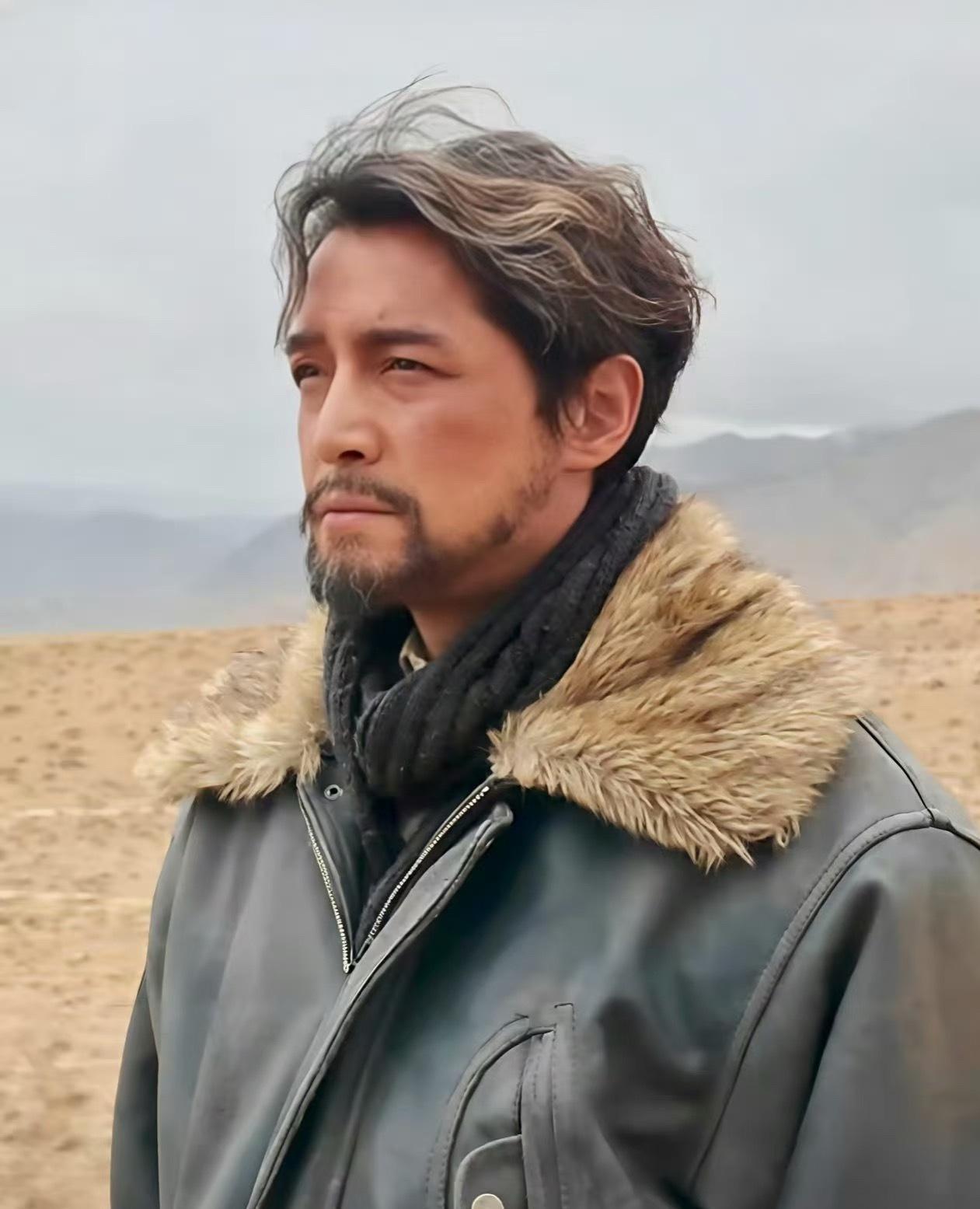 生命树之下：最朴实的人
 
站在生命树的隐喻之下回望，人类不过是万千枝桠上偶然绽