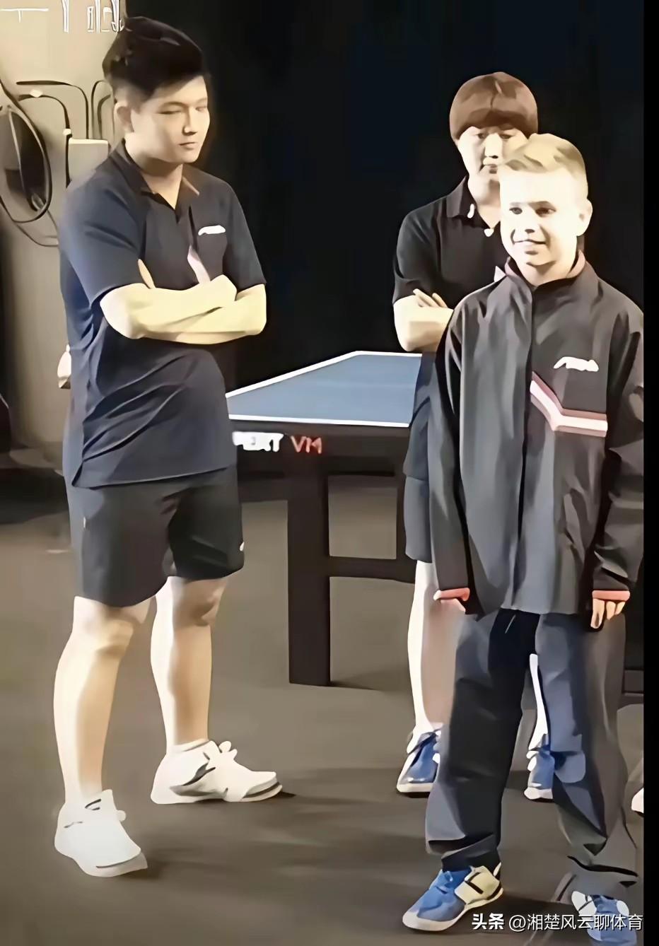 这张图片真是弥足珍贵。
据说是莫雷加德在11岁时到我国来训练。
樊振东看着这位小