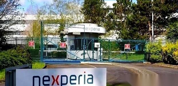 荷兰媒体最近捅出了一个大新闻：那些价值连城的光刻机，可能快要变成“大铁块”了。