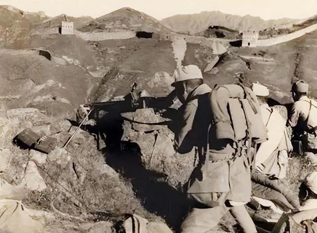 1942 年，神枪手王凤麟遭叛徒出卖，被日军围在山上，打到只剩一颗子弹时，他犹豫