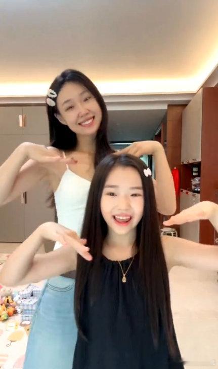 管乐小酒窝cha了美美桑内谁能拒绝双倍酒窝暴击？管乐和小酒窝同步甜笑，魔性 BG