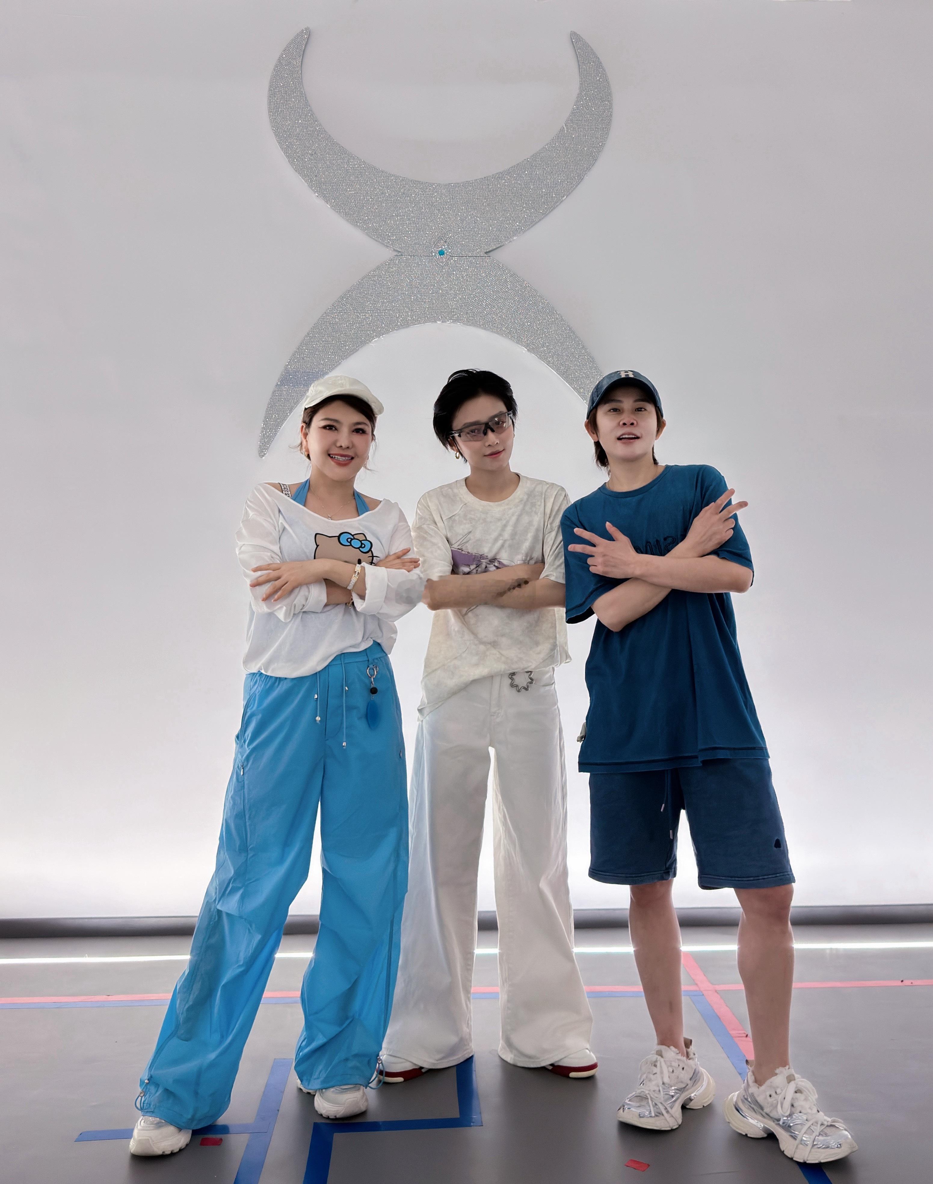 笑死了，所以刘雨昕又去给王濛上课了，还多了一个新学员 