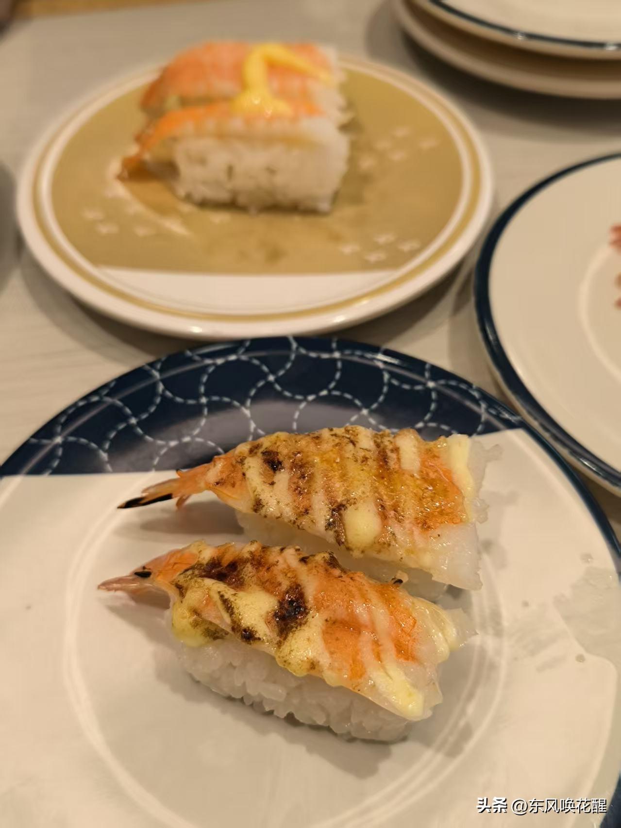 滨寿司为什么这么受欢迎！
一口米饭上放一片牛肉，放一片虾或其它食材，就让年轻人和