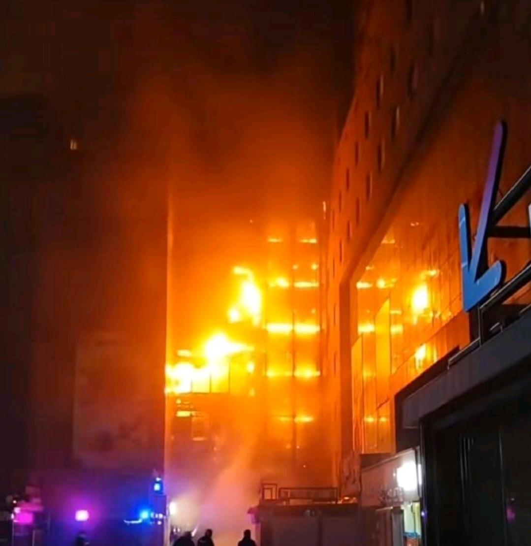 内蒙呼和浩特一烧烤店突发火灾12月9日凌晨，内蒙古呼和浩特市海亮广场一楼一家烧烤