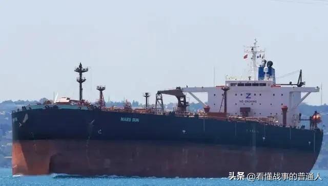 霍尔木兹海峡的油轮还堵着，国内加油站的价格牌已经先动了——美伊这仗打的是导弹，但