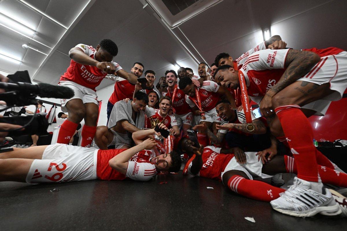 阿森纳捧起英超冠军奖杯Arsenal team 