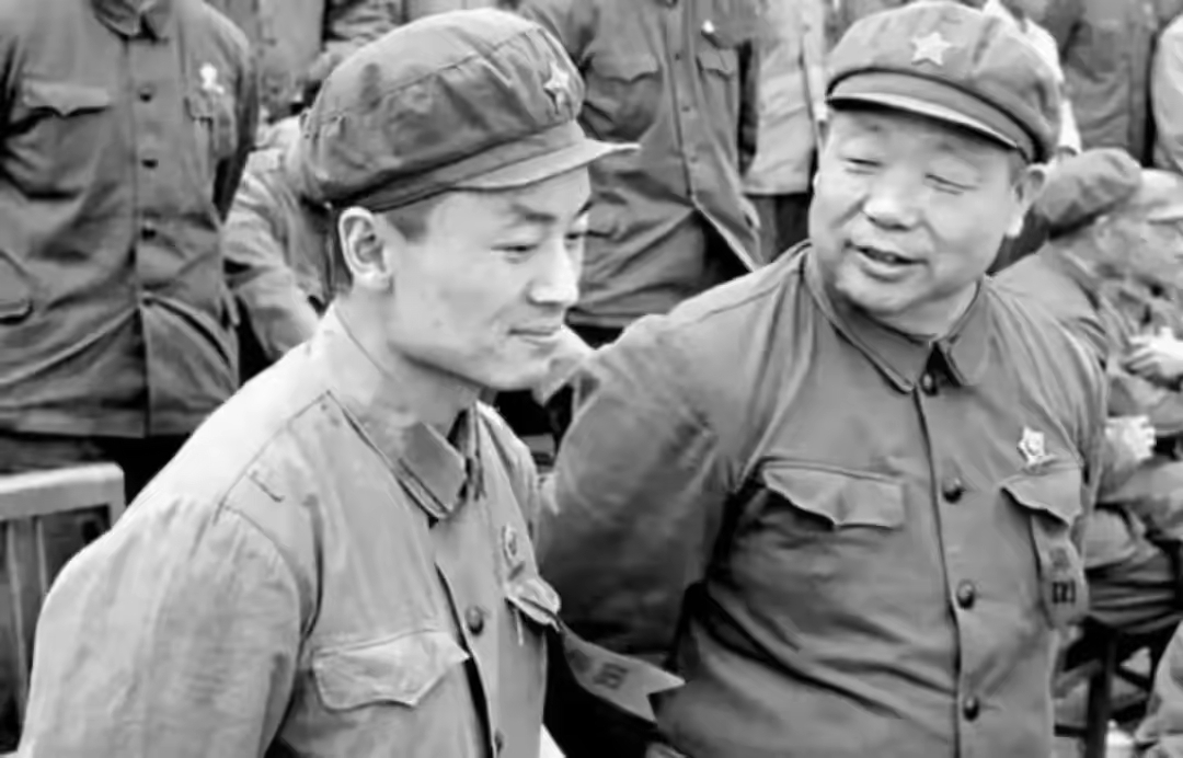 1947年，大别山雾气弥漫，部队行军遇山路阻断，找来当地一位农民带路。赶路途中闲
