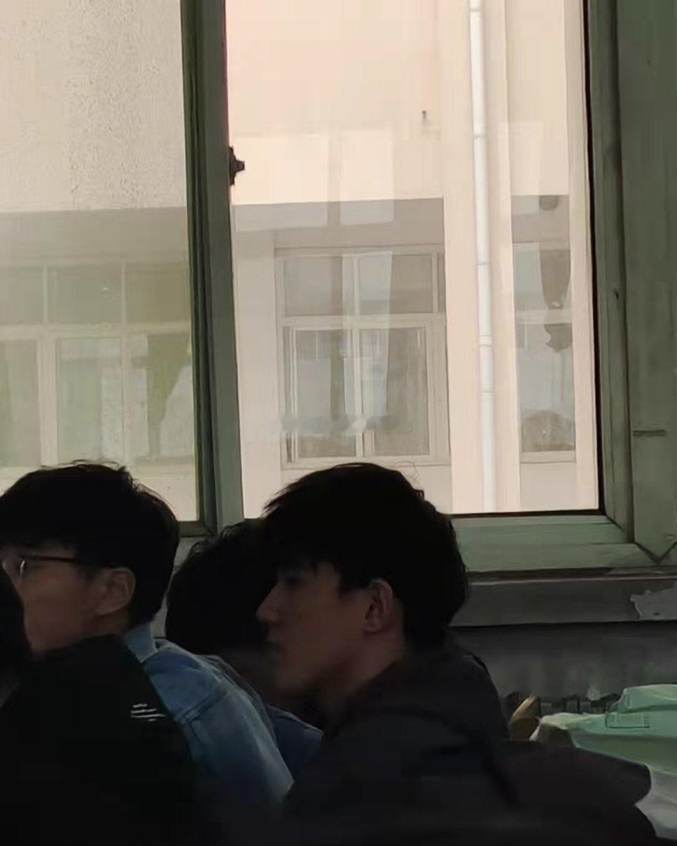 学生时代每当过节抽屉里都是信封和花和吃的的人 ​​​