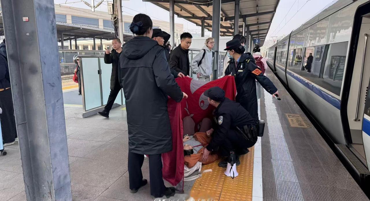 D5127次列车终到潼南站时，一名旅客突发疾病晕倒。车站客运人员方率霖第一时间发