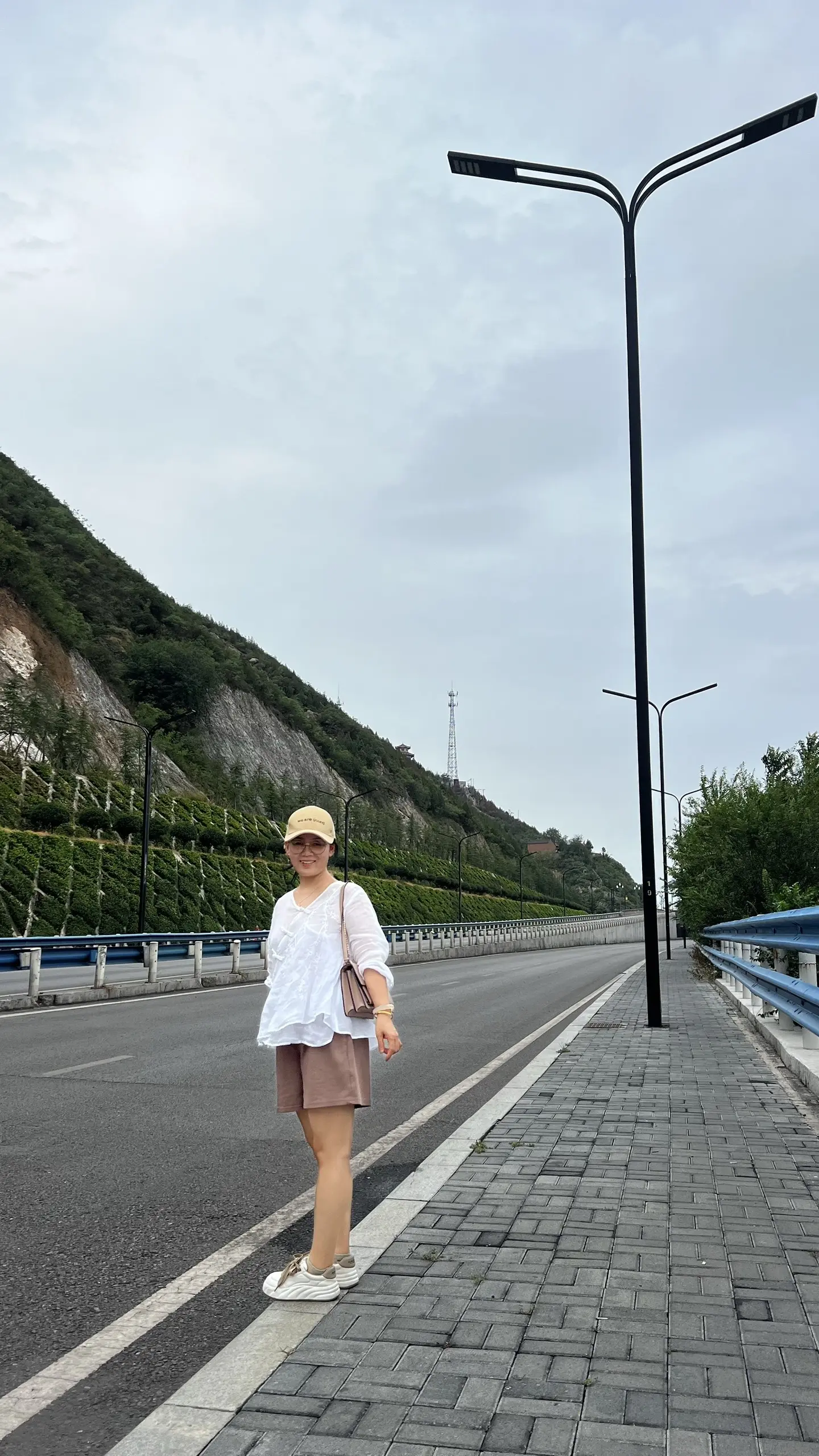 我讨厌有人为我牺牲，这样会让我有压力，你走你的路不要停，我本来是淋雨的...