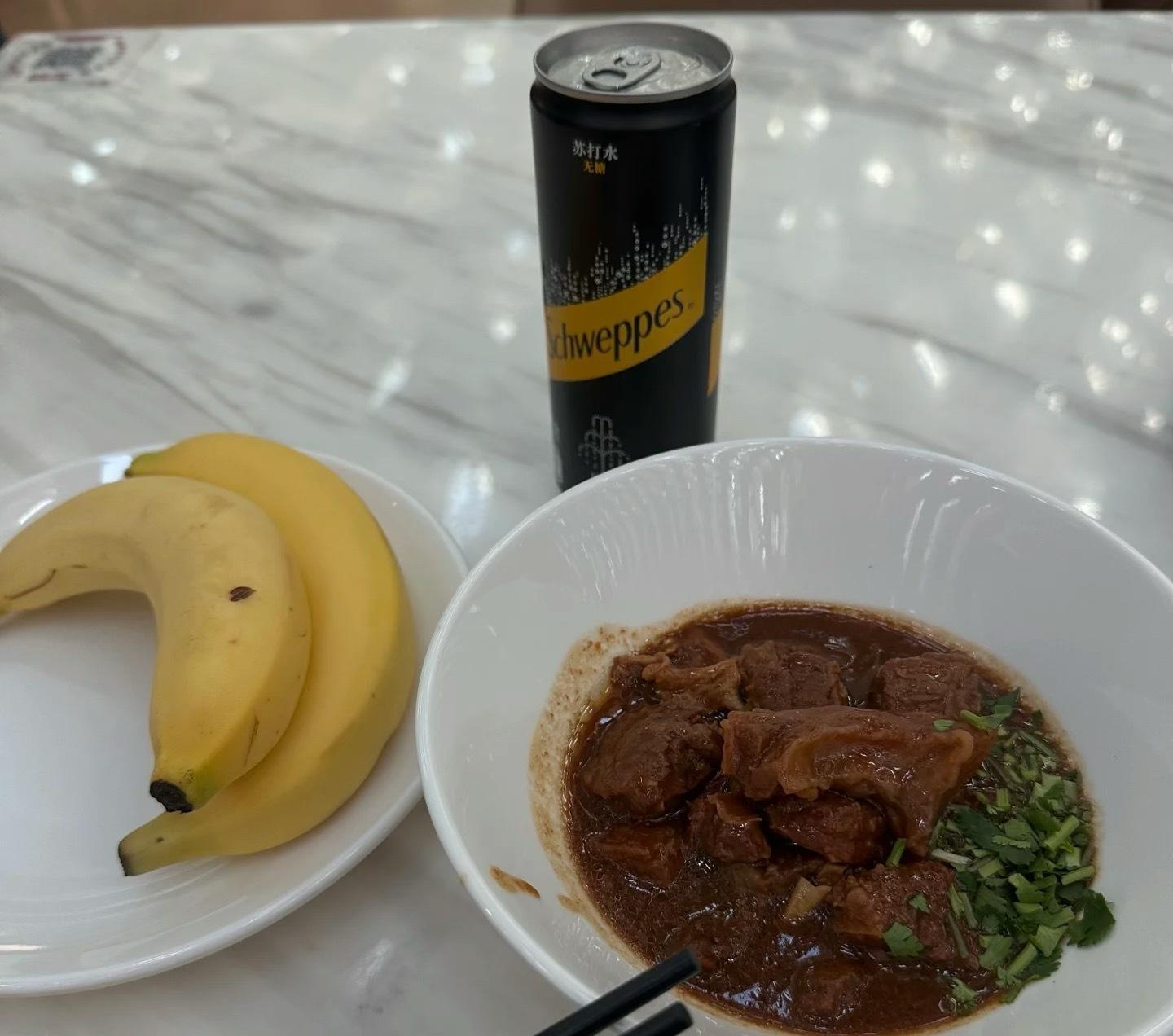 不管出于什么原因，都得点个赞，我还以为这个人是测评机场贵宾室的呢，搞了半天是个车