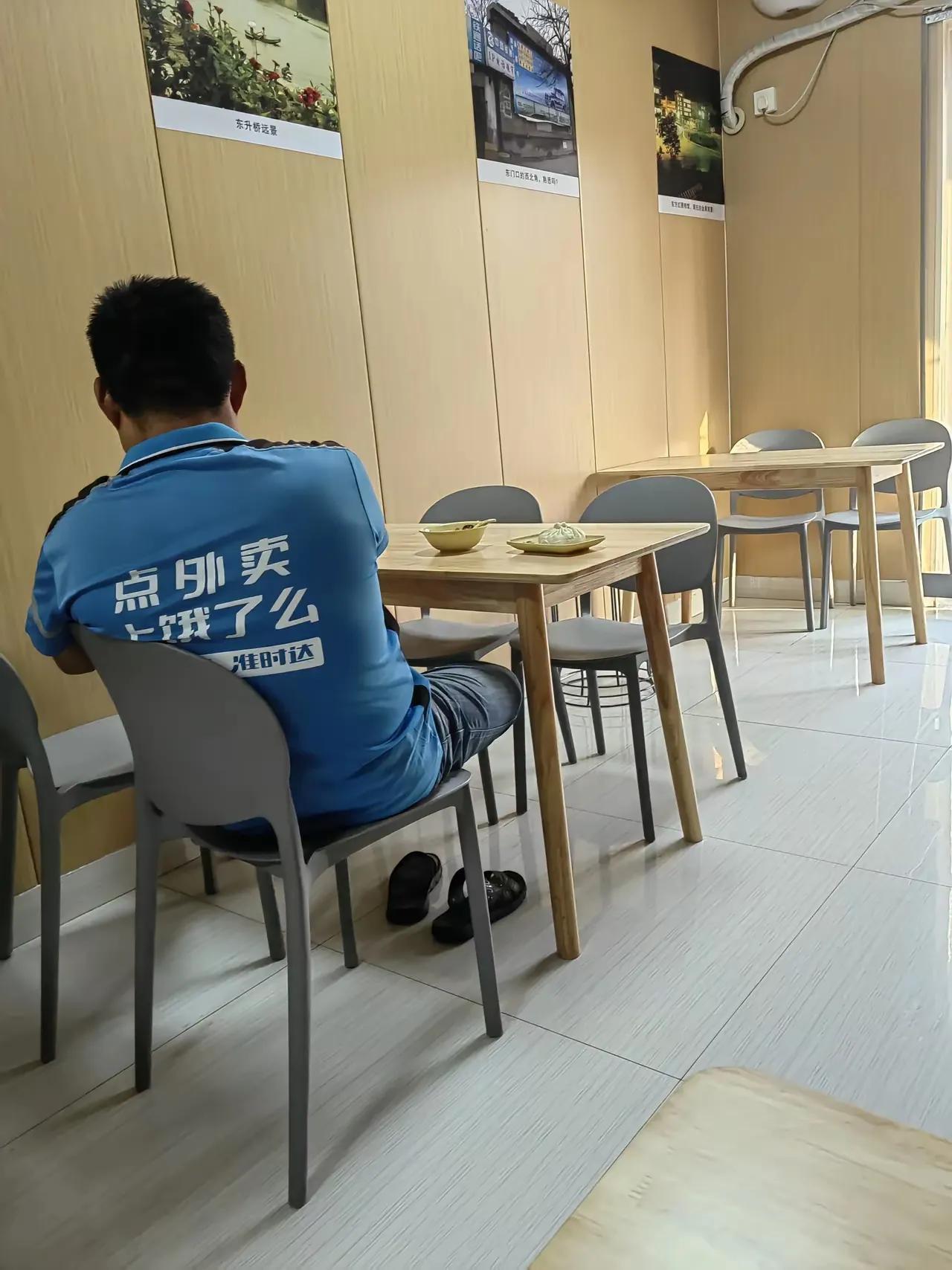 请不要因为一个没素质的人
侮辱外卖员这个职业[皱眉]