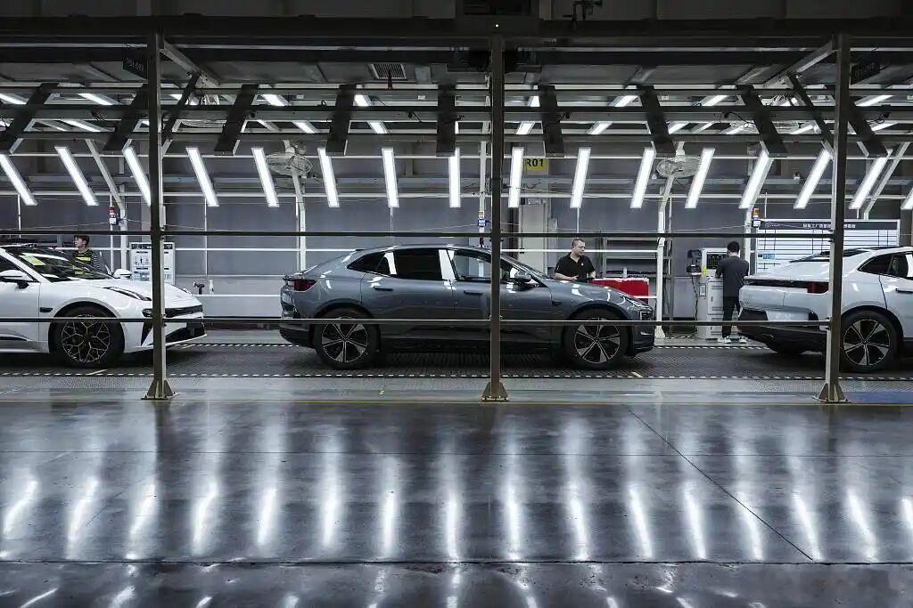 中国新能源汽车持续领跑全球一边是电驱效率、智能制造、交付规模这种“硬实力”被摆上